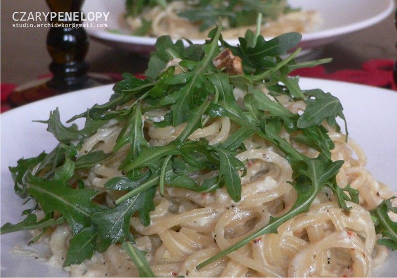 Czary Penelopy: Spaghetti z orzechami i rukolą