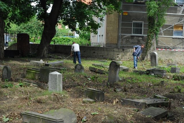 Niemieccy bezrobotni odnowią żydowski cmentarz