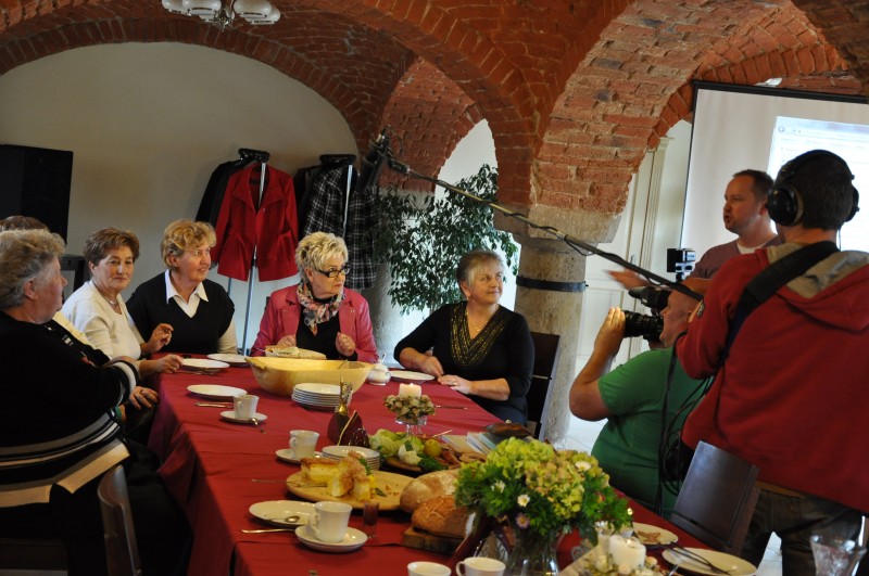 Seniorki z Boleścina na planie Telewizyjnego Klubu Seniora w Domu w Ogrodzie Katarzynka w Boleścinie