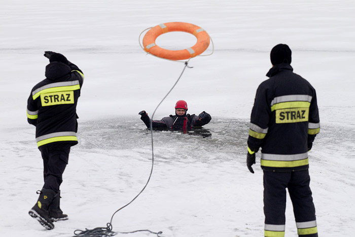 strażacy na lodzie