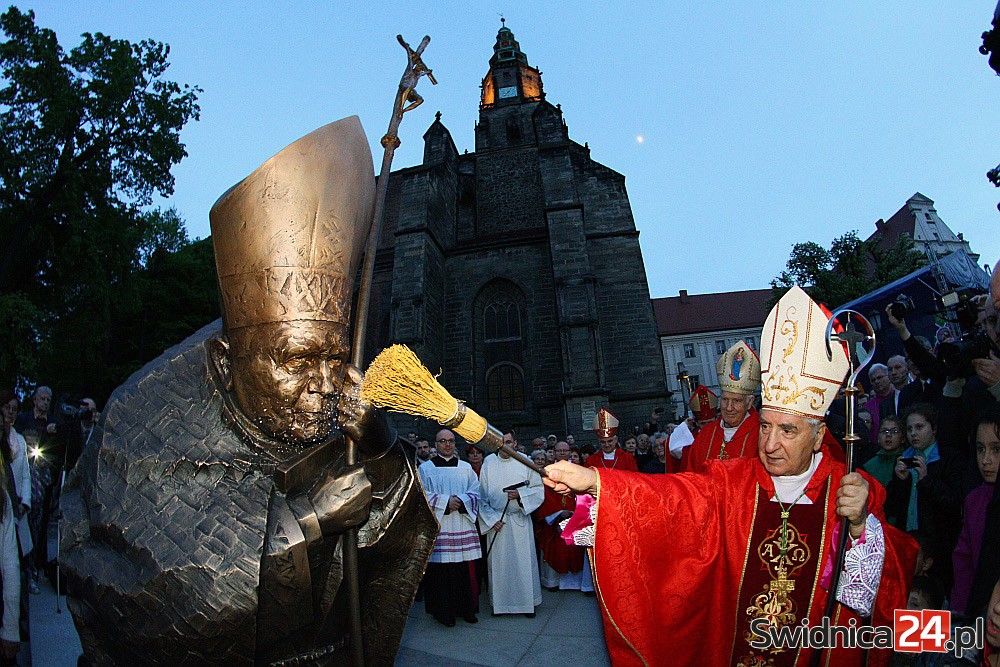 Odsłonięcie pomnika św. Jana Pawła II w Świdnicy (19)