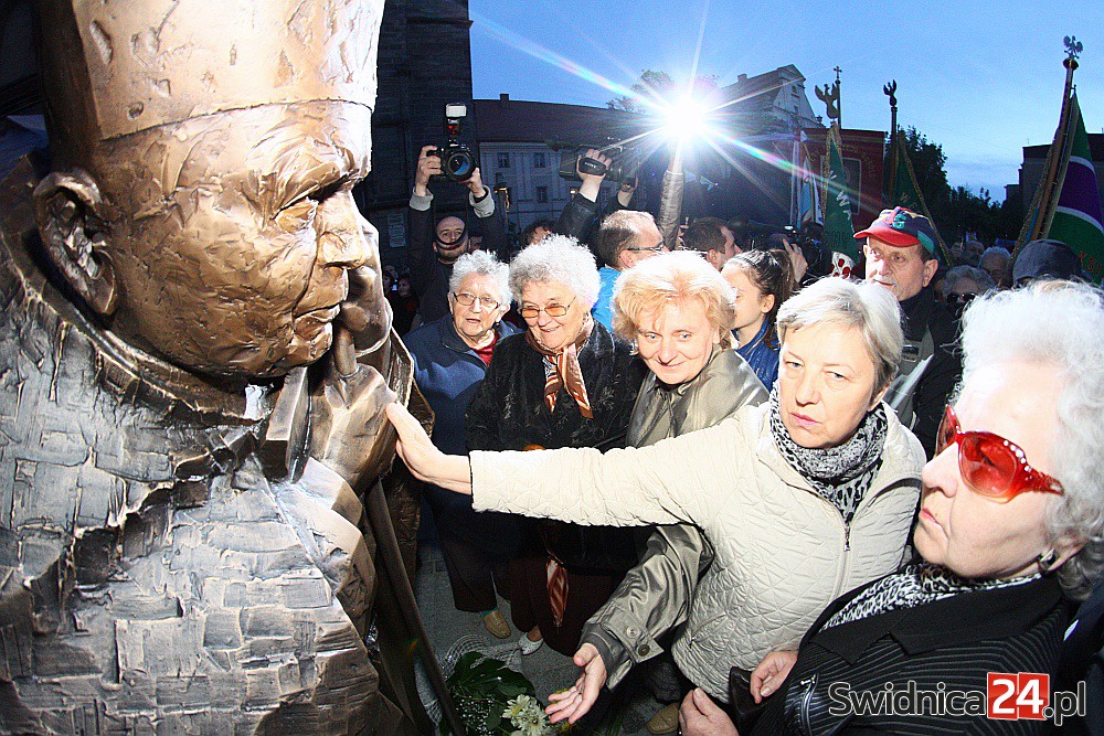 Odsłonięcie pomnika św. Jana Pawła II w Świdnicy (20)