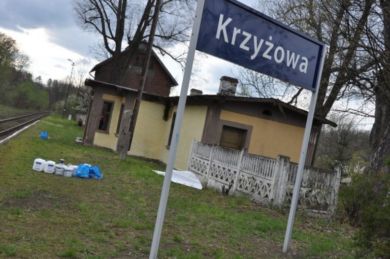 Odmalowali dworzec w Krzyżowej