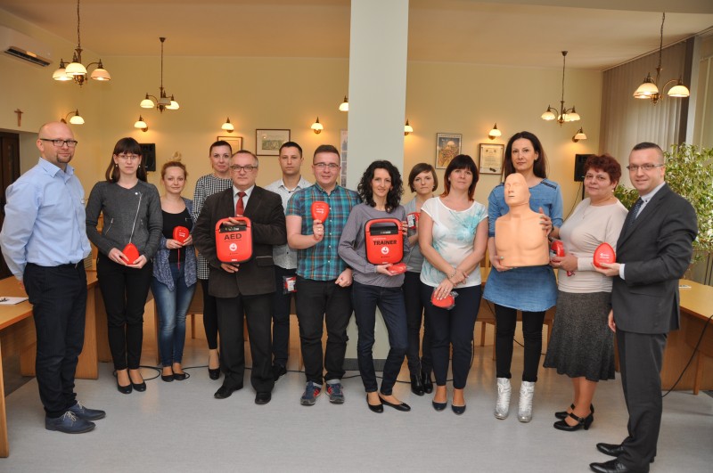 Uczestniczy szkolenia z obsługi defibrylatora w Urzedzie Gminy Świdnica