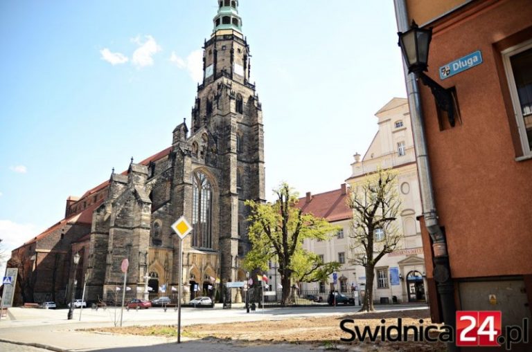 Zniknęła szpetna dziura sprzed katedry