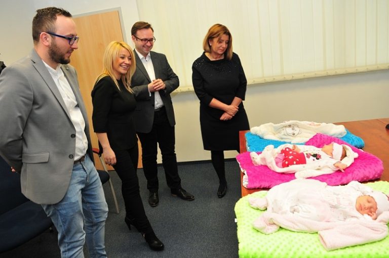 Świdnickie trojaczki obdarowane [FOTO]