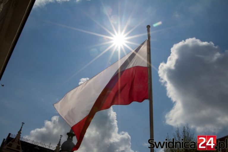 1918 flag na 100-lecie odzyskania niepodległości