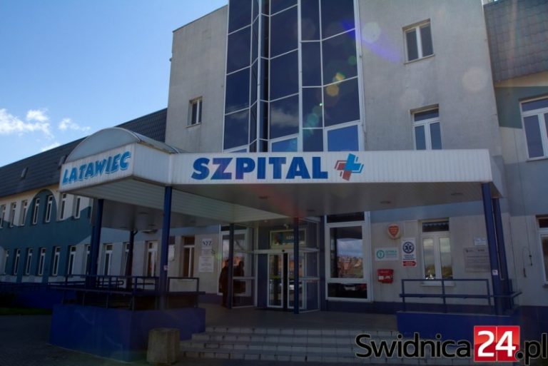 Po czołówce ma złamaną miednicę