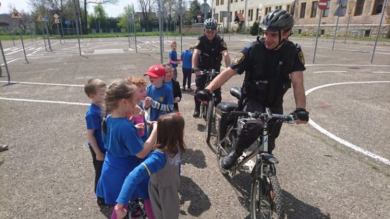 Strażnicy edukują młodych cyklistów