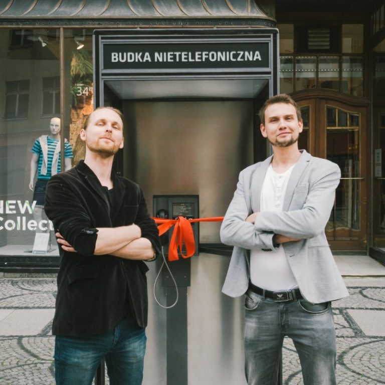 Budka nietelefoniczna na placu Pokoju