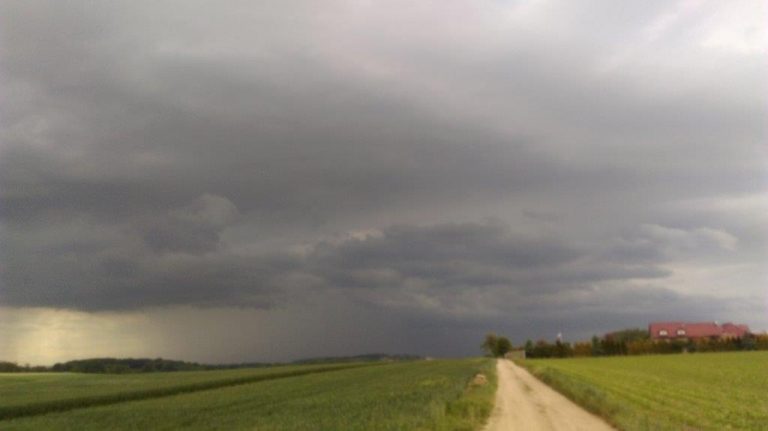 Silny wiatr i opady. Meteorolodzy ostrzegają