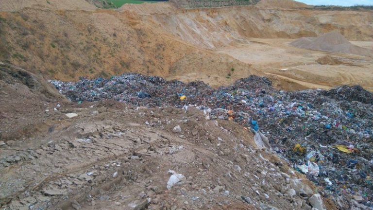 Śmietnisko czeka, urzędnicy nie śpieszą się