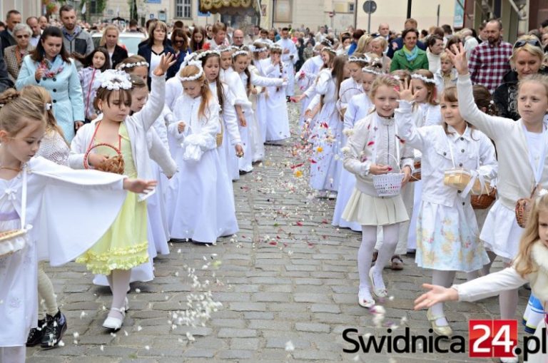 Procesje przejdą przez Świdnicę. Gdzie będą utrudnienia?