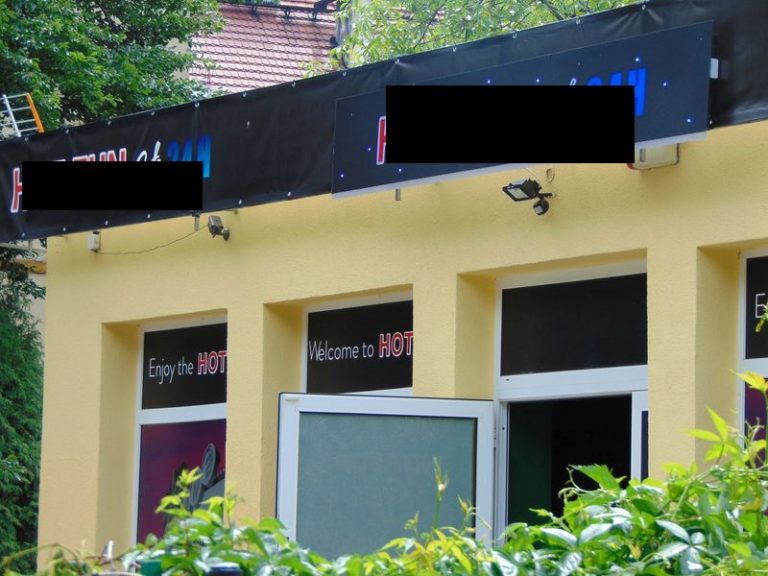 Oblał kwasem wejście do salonu