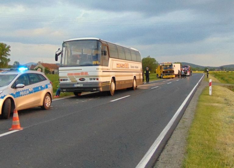 Ciężarówka uderzyła w autokar z dziećmi [AKTUALIZACJA/FOTO]
