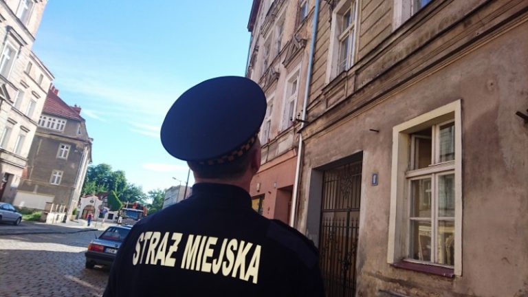 Butelka mogła ranić przechodnia