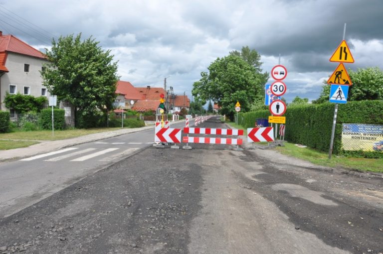 Poprawiają drogi w gminie Świdnica