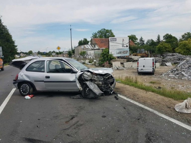 Uderzył w dwa samochody