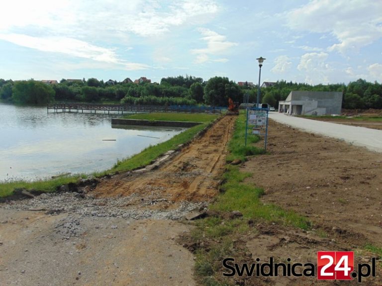 Kajaki i rowery wodne na zalewie w Świdnicy
