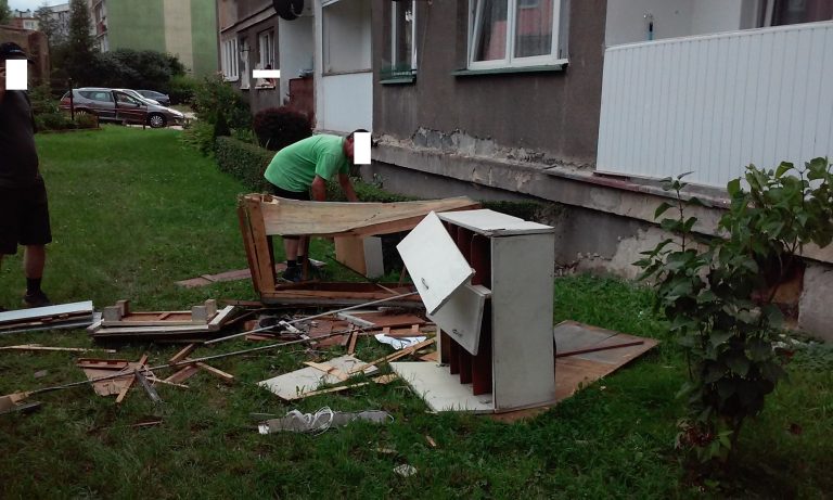 Wyrzucali meble z balkonu