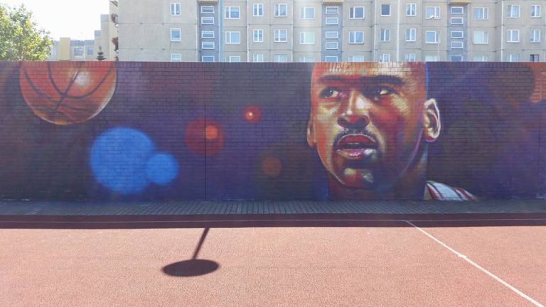 Michael Jordan na świdnickim murze