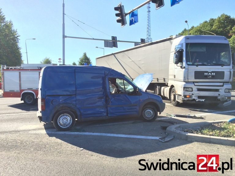 Wypadek na skrzyżowaniu [FOTO]