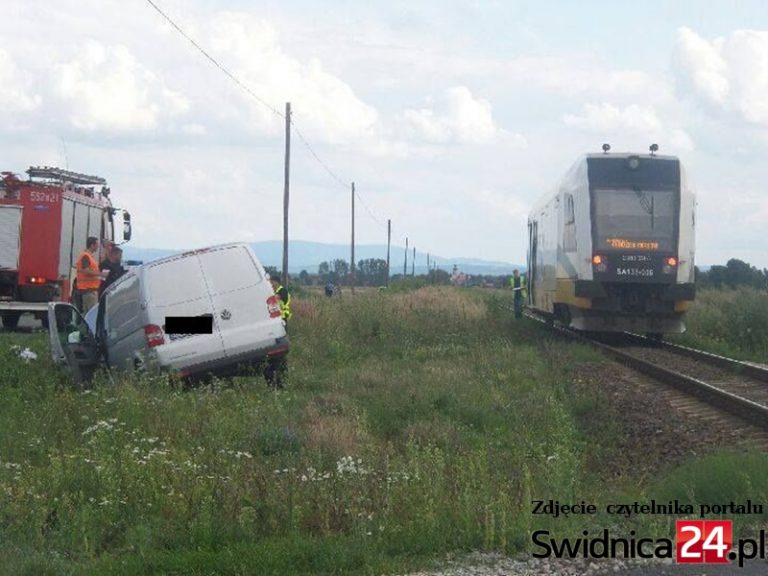 Wypadek na niestrzeżonym przejeździe kolejowym [FOTO]