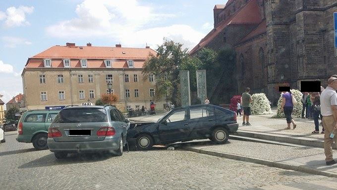 81-latek zasłabł za kierownicą