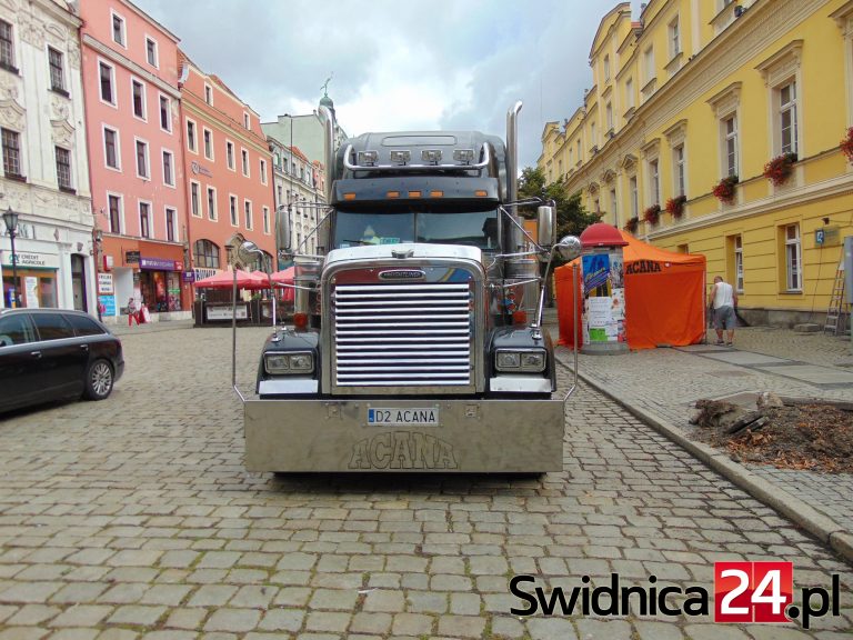 Amerykański truck stanął  na świdnickim Rynku