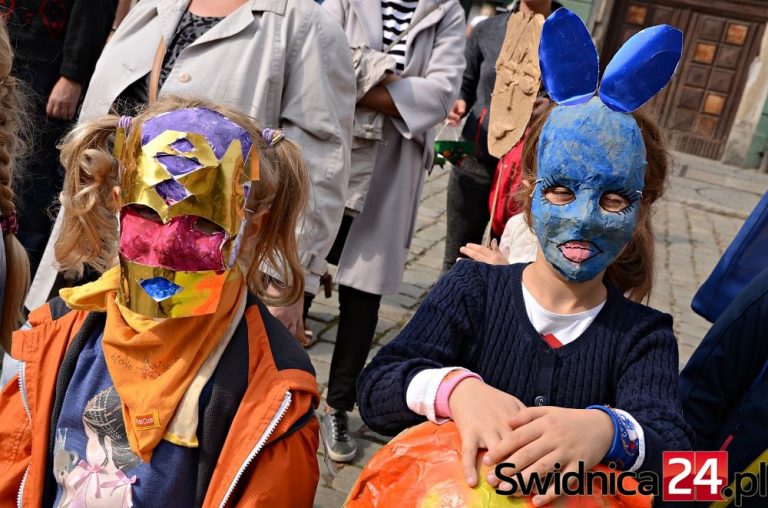 Parada masek na świdnickim Rynku [FOTO]