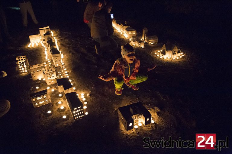 Rozbłysła gliniana makieta ulicy Kościelnej [FOTO]