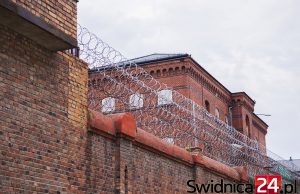 Mieli sprzedawać więźniom zabronione środki. Paczki wysyłali również do świdnickiego aresztu
