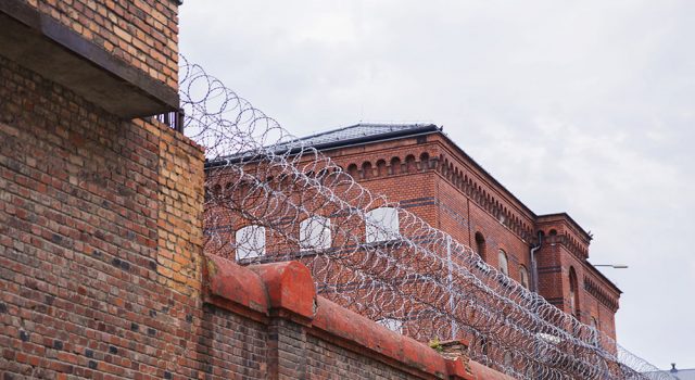 Mieli sprzedawać więźniom zabronione środki. Paczki wysyłali również do świdnickiego aresztu