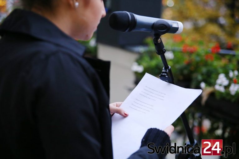 Czytanie z balkonu w Światowym Dniu Poezji