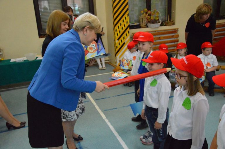 Pierwszaki ze 105-tki pasowane na uczniów [FOTO]