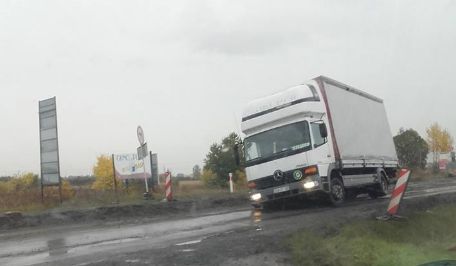 Ciężarówka w wykopie