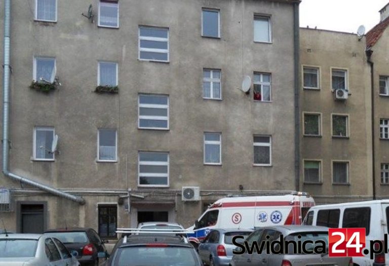 Strażacy weszli przez okno