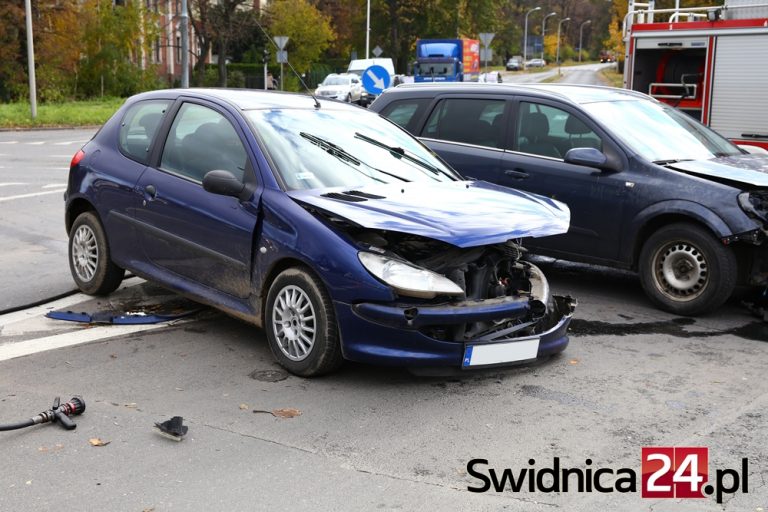 Zasłabł za kierownicą, wjechał na skrzyżowanie [FOTO]