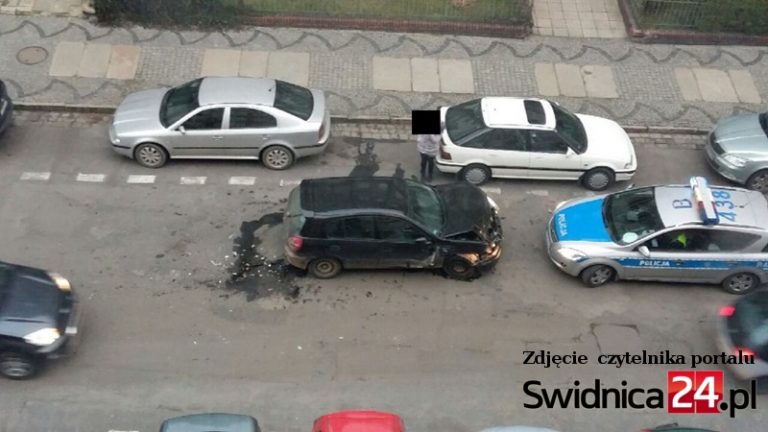 Pechowy wyjazd z parkingu pod oknami policji