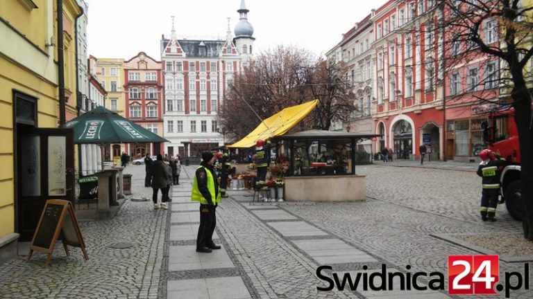 Parasol zdmuchnęło na dach [FOTO]