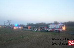 Czołówka BMW z autokarem. Nie żyje kierująca