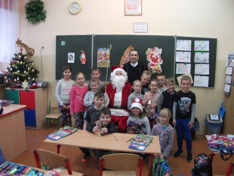 Radny Łukasz Świeczko razem ze św. Mikołajem w Grodziszczu i w Krzyżowej