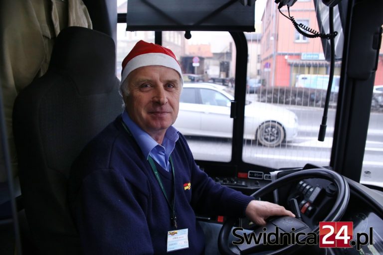 Pomocnicy Mikołaja prowadzą świdnickie autobusy