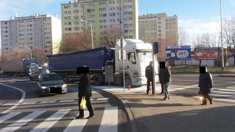TIR zapalił się na skrzyżowaniu