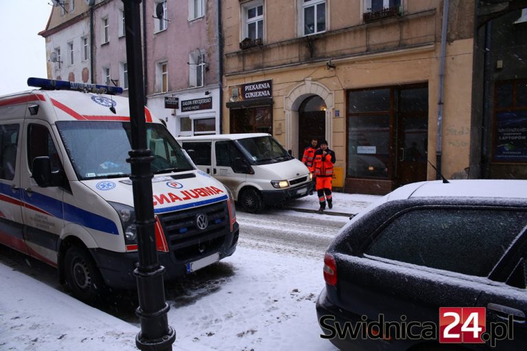 Zwłoki mężczyzny na klatce schodowej