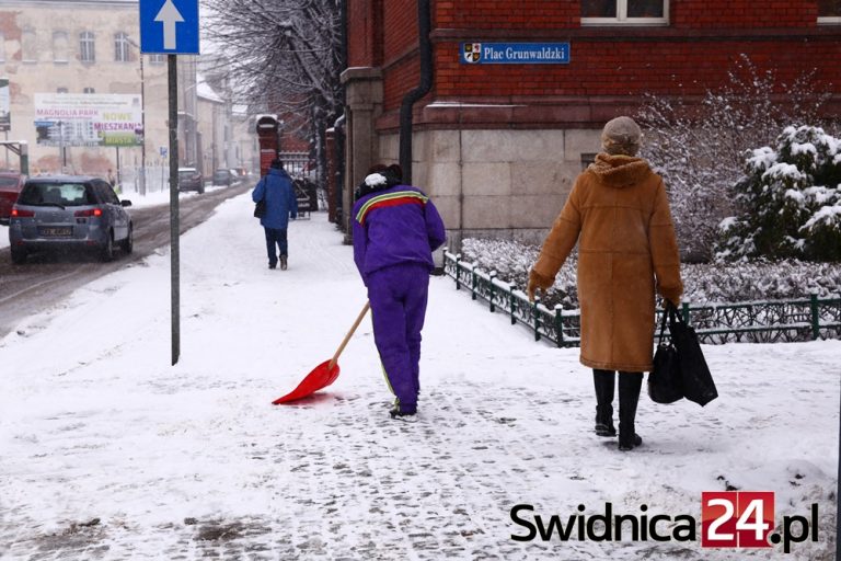 Śnieżnie i ślisko. Gdzie dzwonić z interwencją?