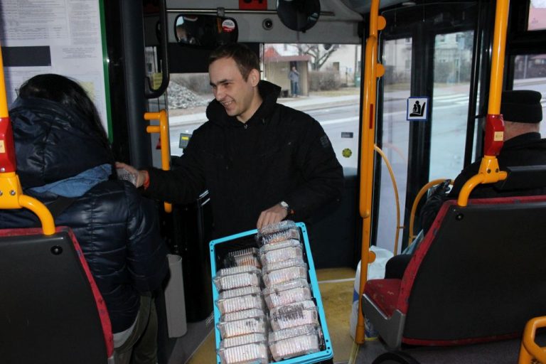 Radny gminy Świdnica Łukasz Świeczko ufundował mieszkańcom pączki