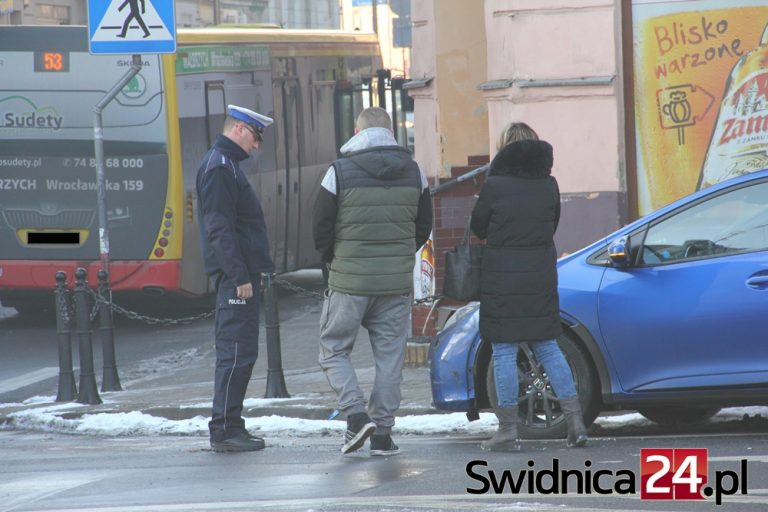 Kierowca autobusu nie zauważył osobówki [FOTO]