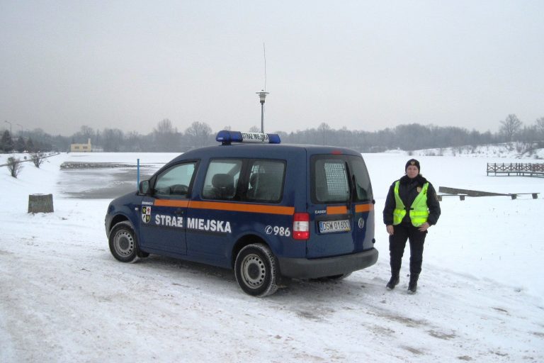 Ostrzegają przed kruchym lodem