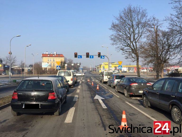 Plama oleju od ul. Komunardów aż do skrzyżowania [FOTO]